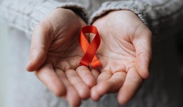 Ilustrasi. Anak bisa terinfeksi HIV melalui transfusi darah serta kekerasan seksual dari orang dewasa yang terinfeksi. (Foto: Istockphoto/burakkarademir)