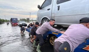 banjir-di-pelalawan-polisi-beri-ba