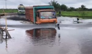 banjir-landa-rohul-akses-jalan-son