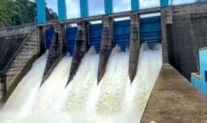 bukaan-pintu-pelimpah-waduk-plta-ko