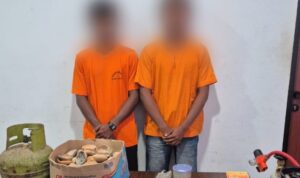 dua-pria-di-kuansing-jual-emas-hasi